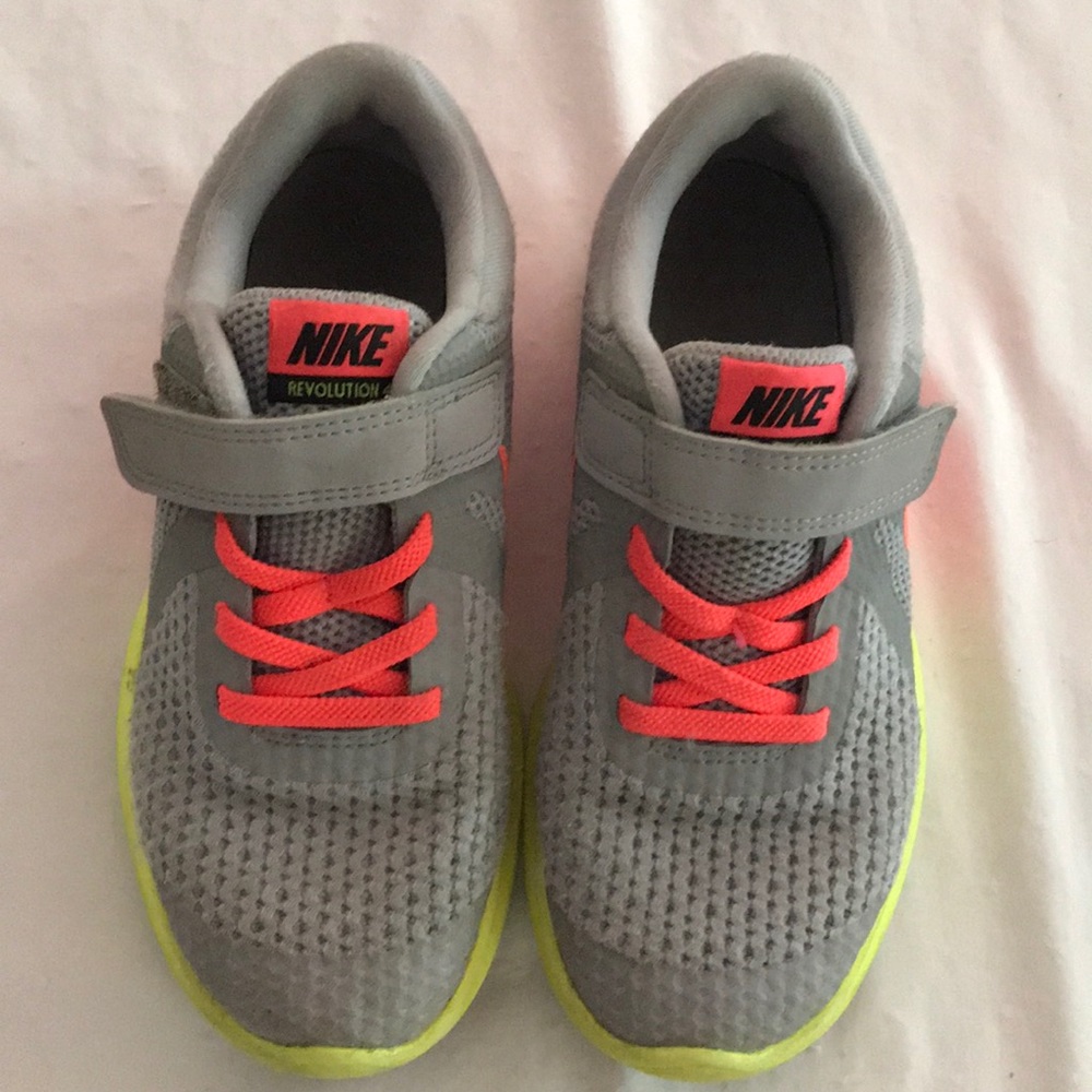 Nike Revolution 4 girls running shoe